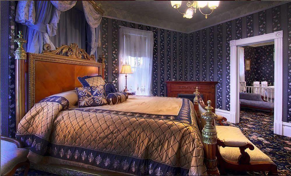 Bed & Breakfast Gingerbread Mansion